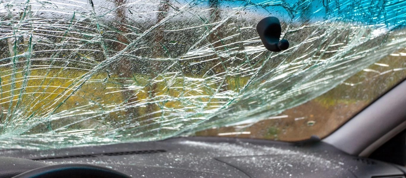 Ταϊλάνδη: Λαμαρίνα ξεκόλλησε από φορτηγό και καρφώθηκε σε παρμπρίζ αυτοκινήτου (βίντεο)